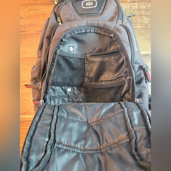 Ogio Renegade RSS 17" Black Pindot Laptop Backpack Carrying Case Tablet Bag - Picture 3 of 14